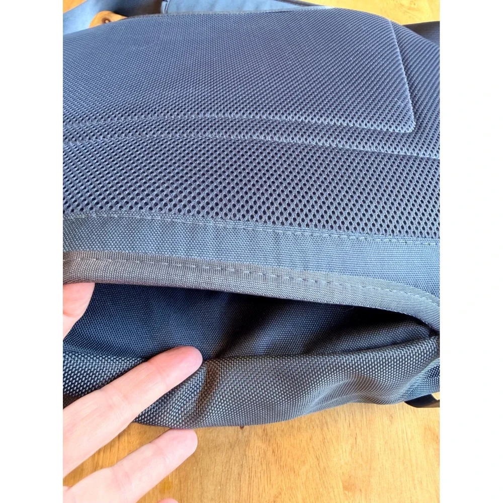 The North Face Messenger‎ Bag Grey Red Crossbody Shoulder Travel Commuter Bag